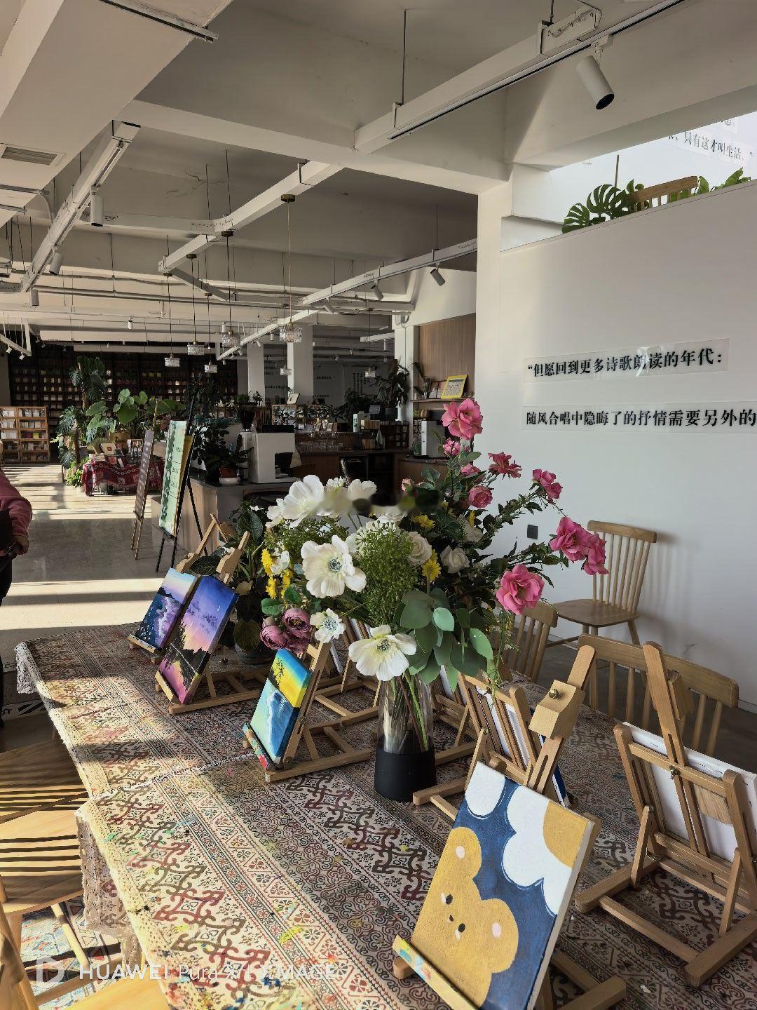 今天带孩子闲逛，在纸屋书局溜了一圈。 