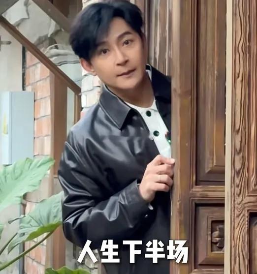 54岁的陈志朋宣传自己的新歌《丝绸之路》，广大网友却被他突然“回春”的颜值惊到，