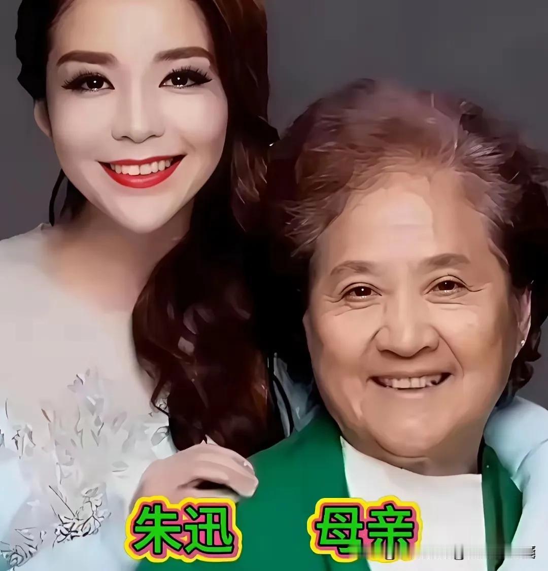 主持人和爸爸妈妈合影很温馨 。
朱迅和妈妈合影她的妈妈真漂亮很有气质。
马凡舒和