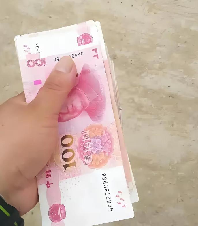 “天地良心！” 上海，男子上门给一老人开锁，开完，老人塞给他一个袋子，他打开瞬间