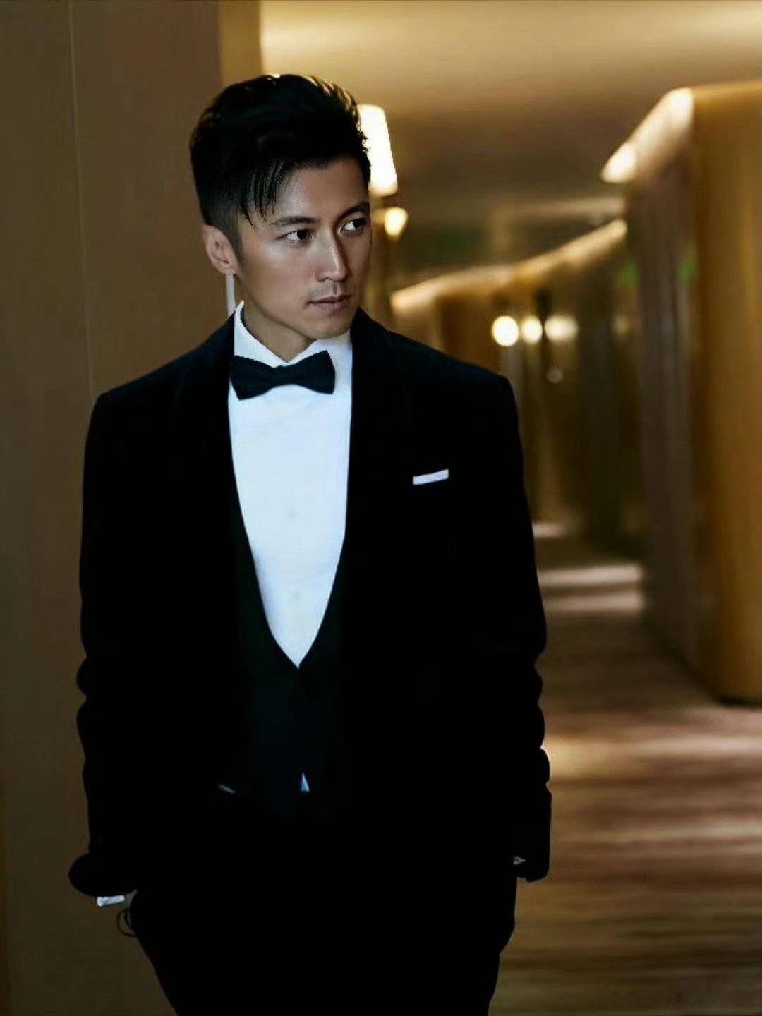 谢霆锋果然还是太全面了圆才是谢霆锋的浪漫密码 重庆夜空的14米悬浮月球，是他的浪