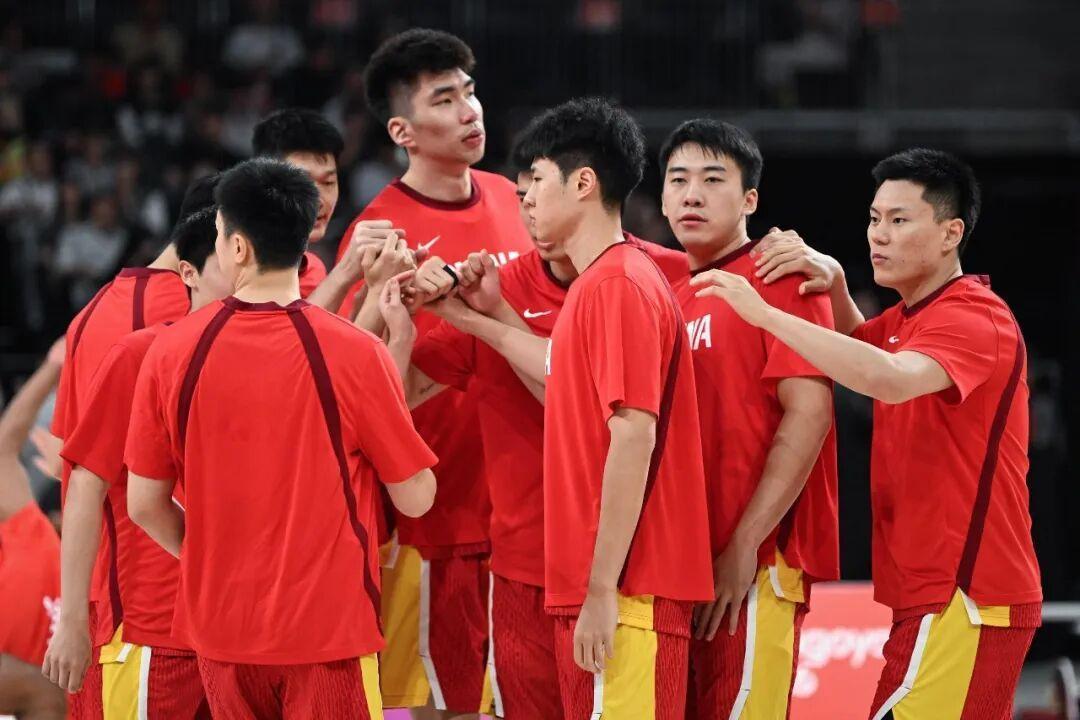 中国男篮输得彻底！但这次，请不要再归罪于球员！
咱们的队员始终在沿用一种过时的打