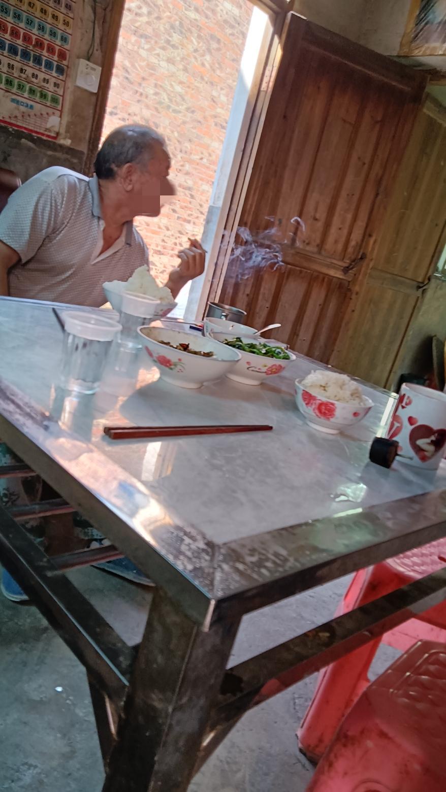 如今的社会，早餐能吃这样两大碗垒起的米饭，这个饭量的人平生还没见过第二个。只听说