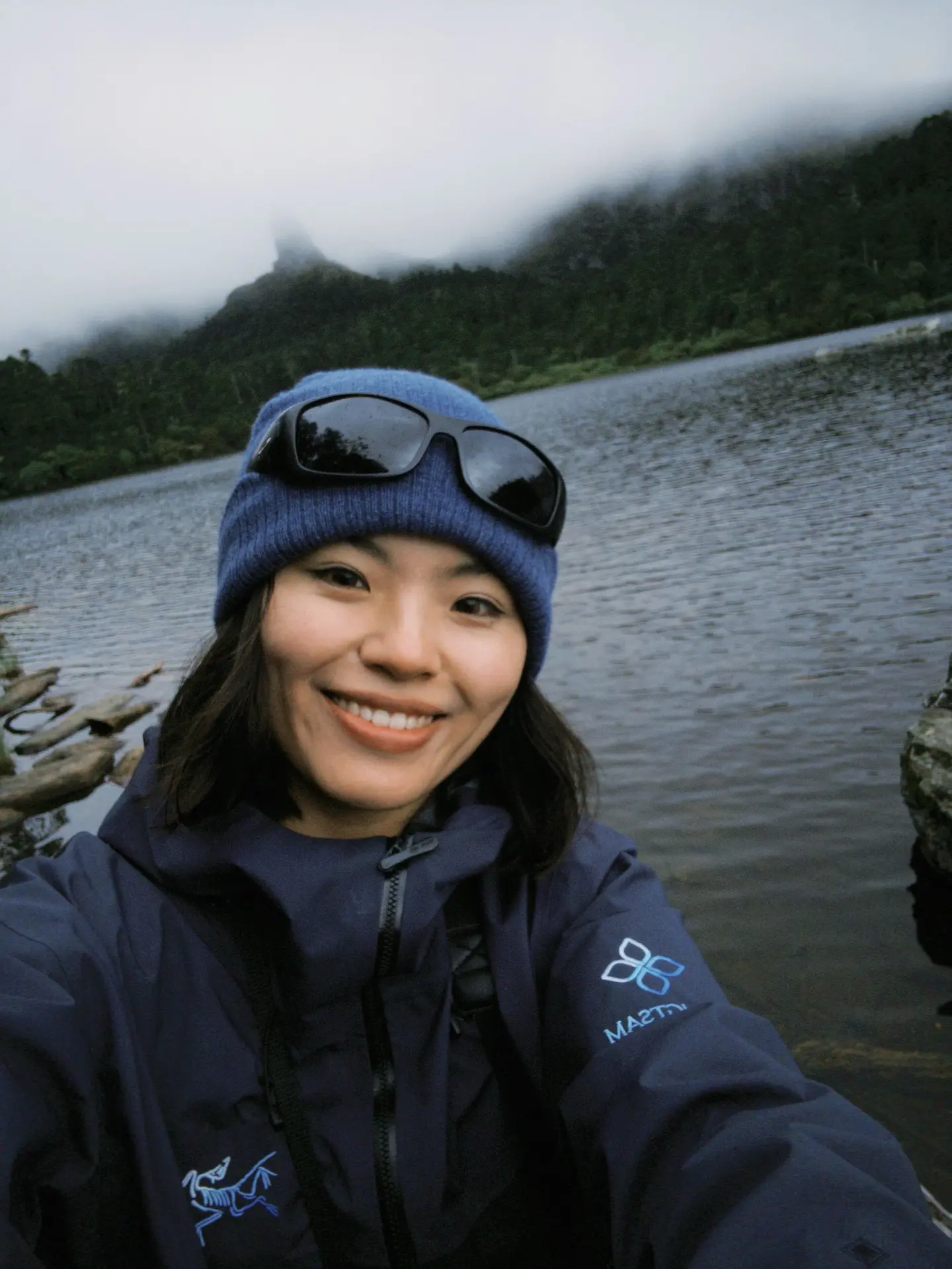 在有雾的天气徒步到高山湖泊边 新鲜苔藓的触感像冰棉花 喝一碗火炉上热腾...