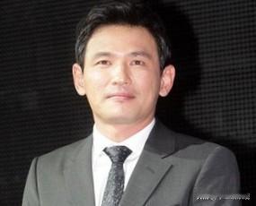 但等等，反转来了：经纪公司火速否认，说爆料者是长期跟踪骚扰的犯罪嫌疑人，已经提起