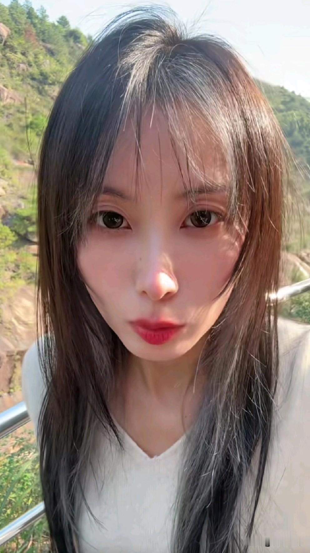 瑾汐三姐妹很久没在一起直播了。大哈姐对着山谷高喊：我要开心，我要开心……这是怎么