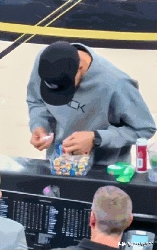 库里呀，
真是没法说你了，
你说你都38岁了，怎么还在
比赛现场偷藏糖果，动作也