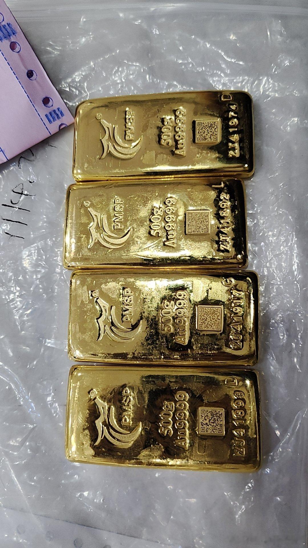 月夜星空客户定了两只纯金外壳的过来提定制雕刻金具要用的黄金板料最近越来越多客户要