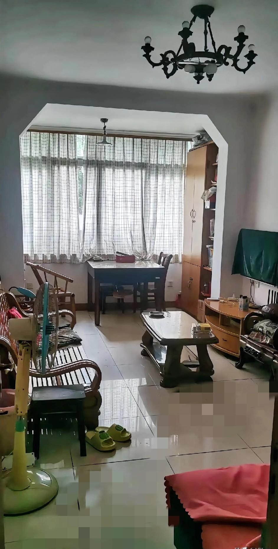 她花70万买下36年老房，墙没刷，柜没换，连酱油瓶都留着。
不是抠，是真省了十万