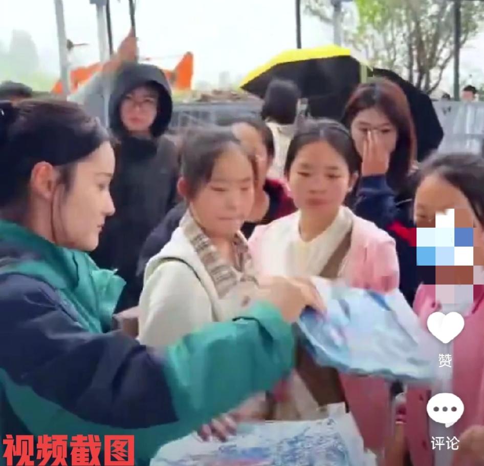 国庆中秋假期河南秋雨连绵。

在河南新乡宝泉景区为了照顾到游客的游玩心情，景区准