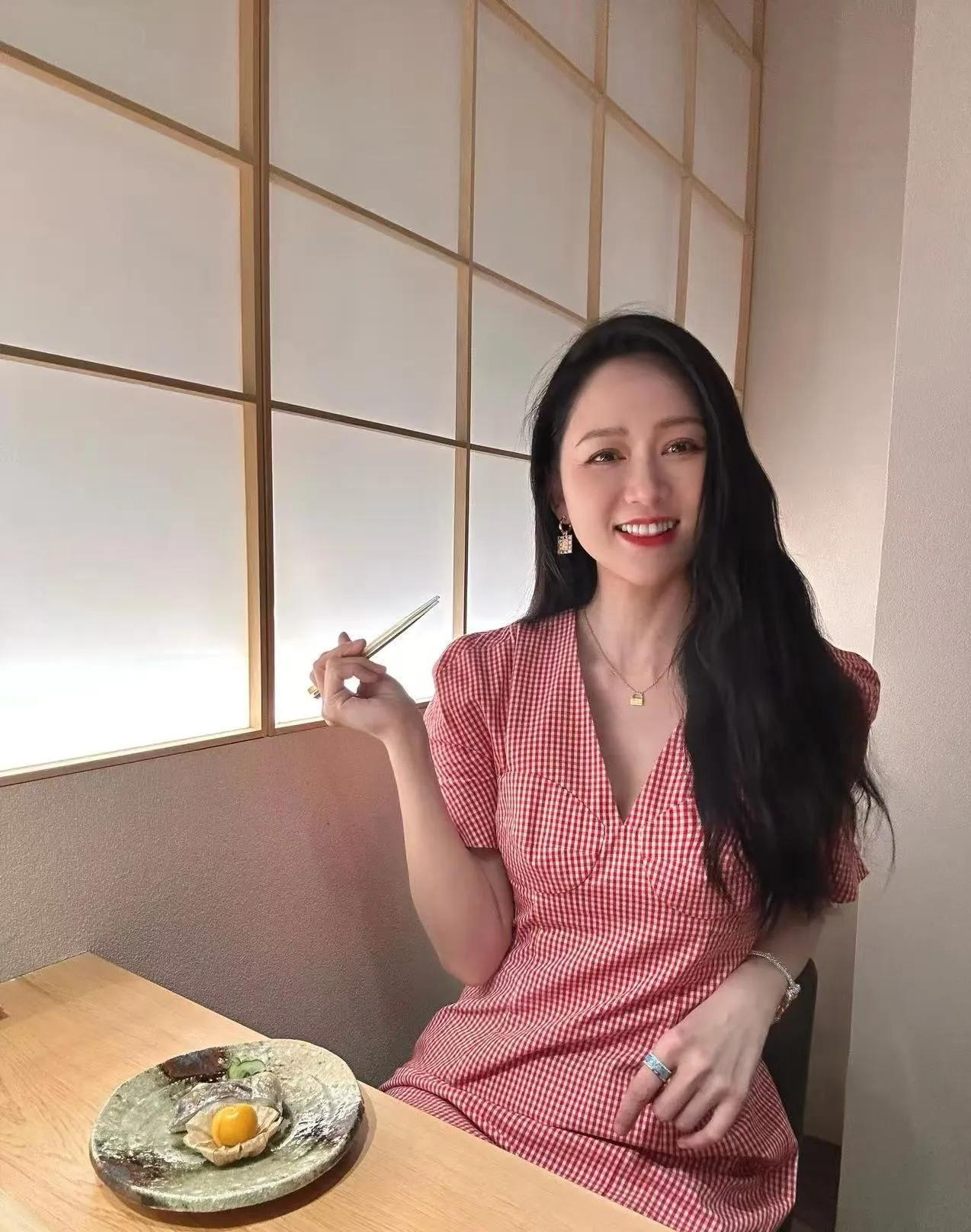 陈乔恩同款约会穿搭公式，手残党直接抄！
红格纹V领连衣裙，收腰设计显身材又减龄，