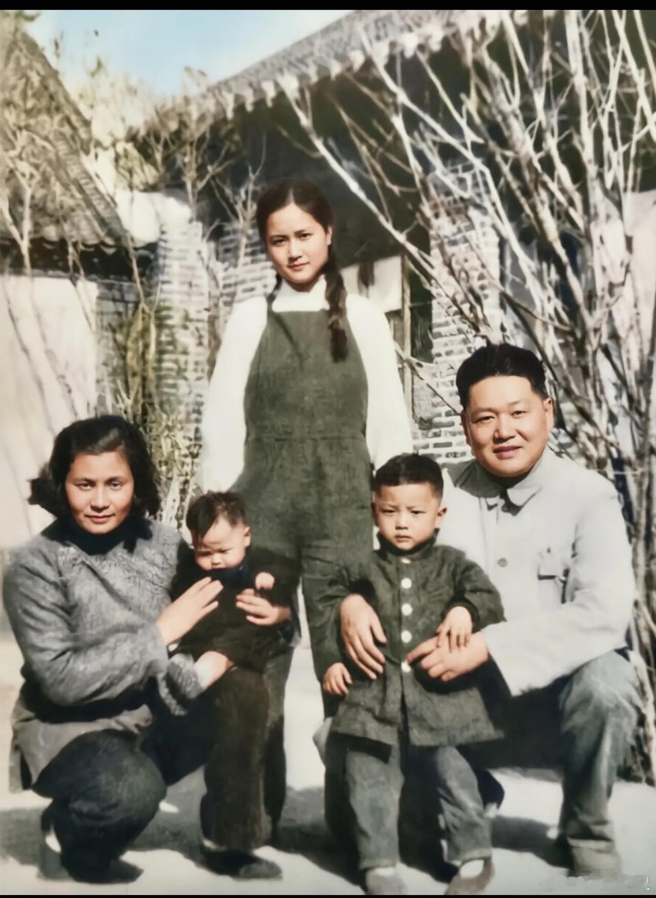 1946年6月，新四军副军长罗炳辉病逝前与夫人张明秀，以及孩子们留下的珍贵合影，