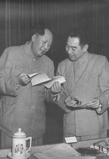 1953年，毛泽东和周恩来在中央人民政府委员会会议上。