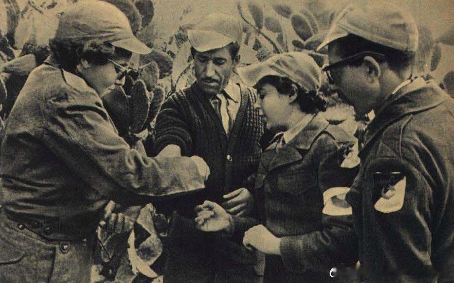 1959年4月第8期人民画报，阿尔及利亚民族解放军女医务人员军事历史全触达 ​​