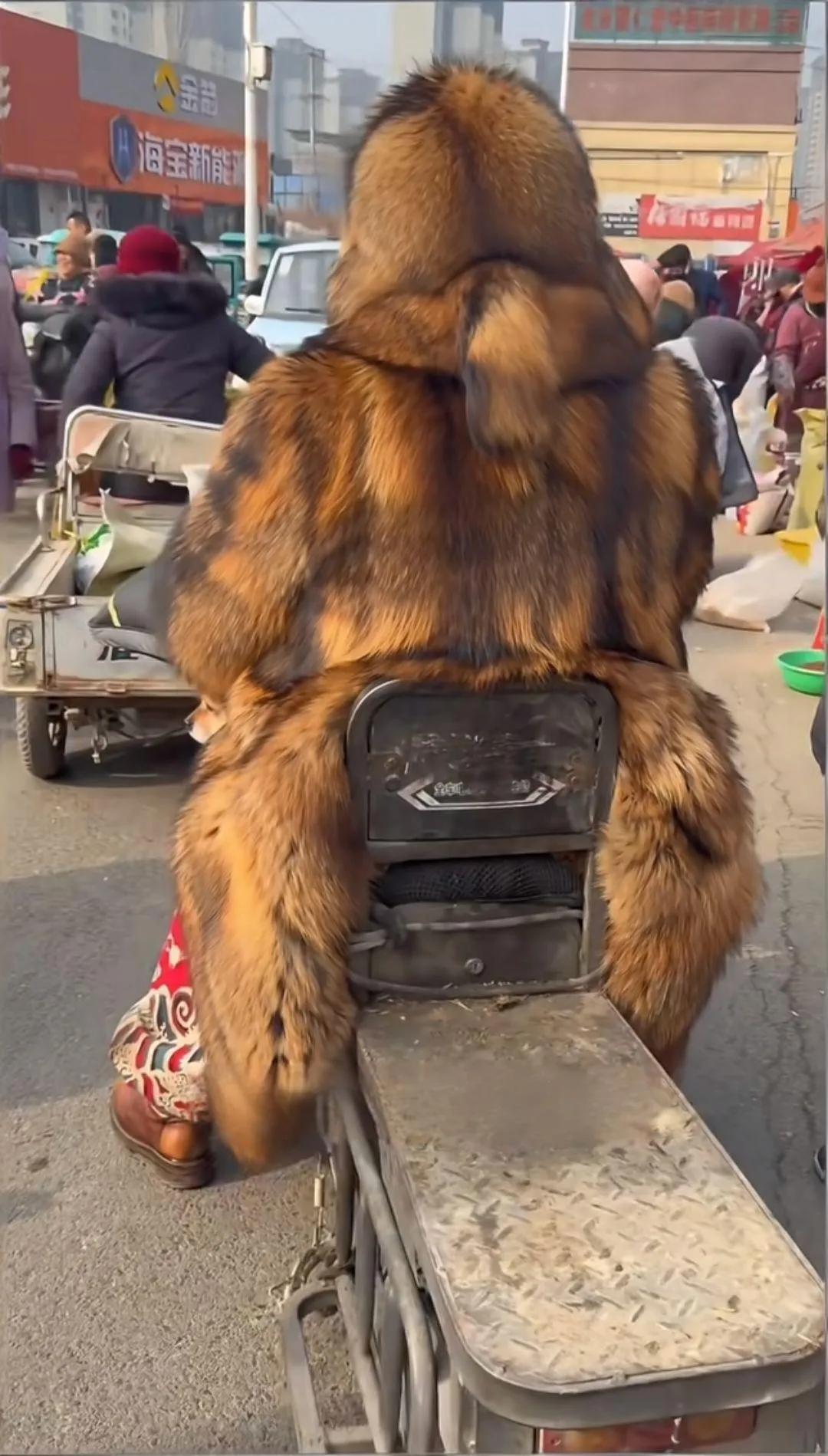 这位大哥，这是穿了身皮草大衣吗？我知道很暖和，兄弟要提醒你一下啊，你可千万别上山