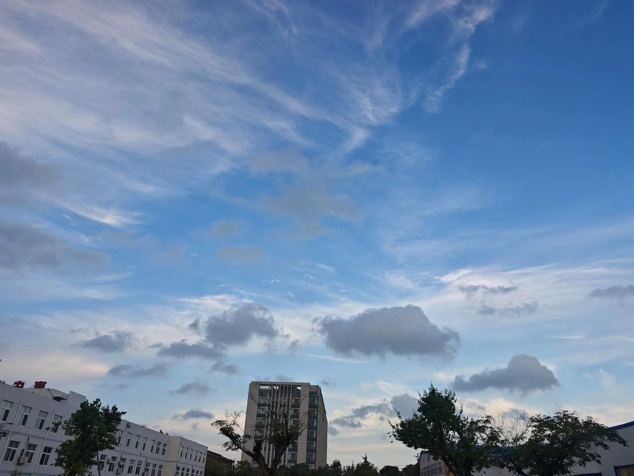 烦恼时想法充实自己，该干嘛干嘛去。

无论多难过多痛苦，都会过去的。

好好过，
