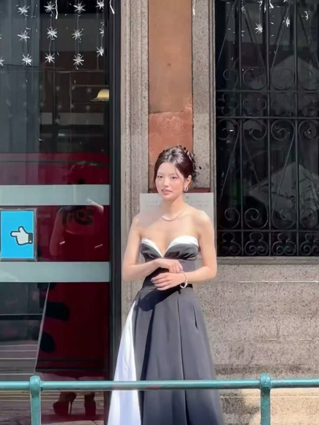 徐若晗徐若晗黑白抹胸裙徐若晗第二套 徐若晗第二套来了 