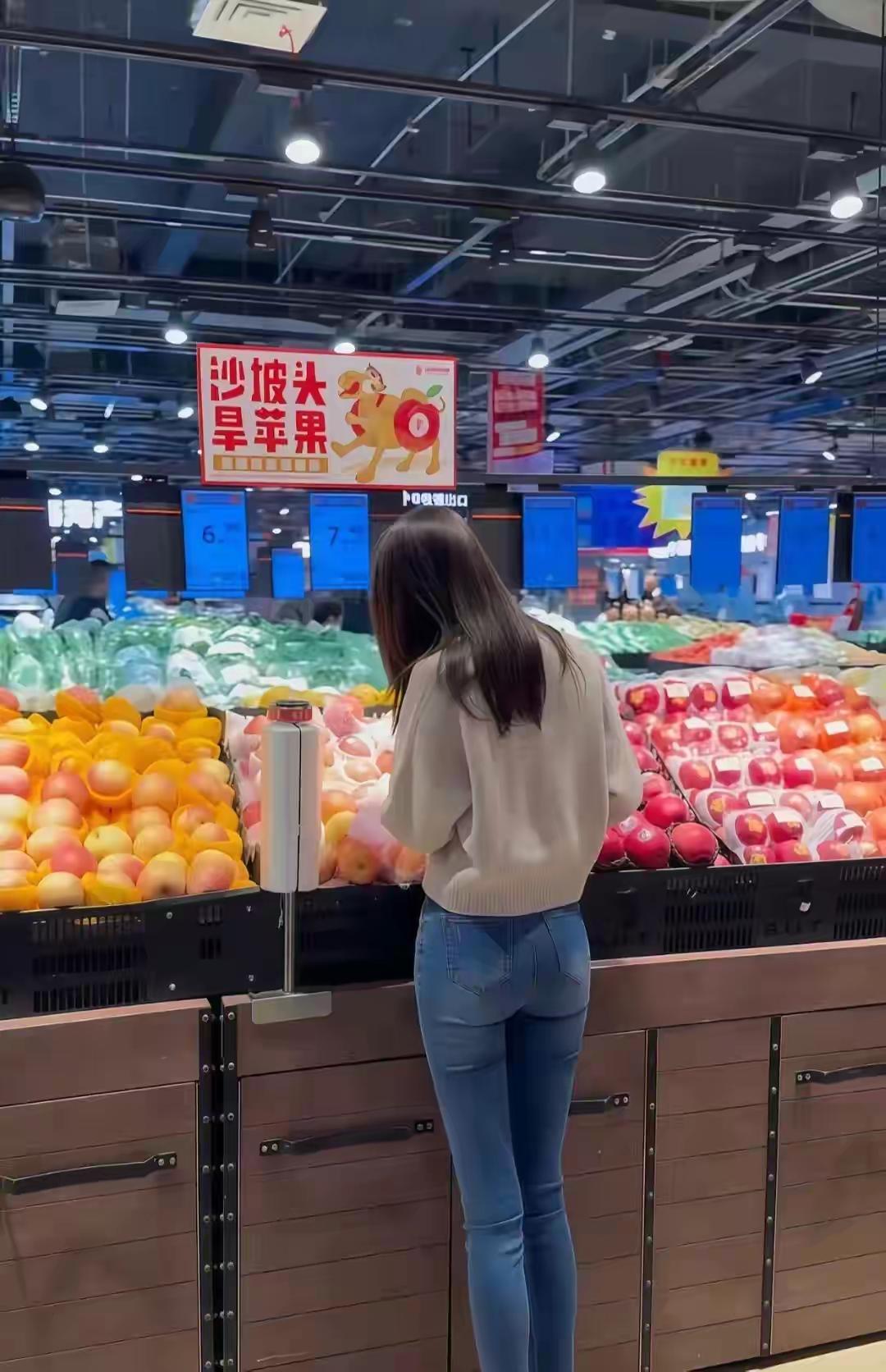 下班逛超市，超市里的环境真好，水果区摆放整齐，新鲜水果，你们猜猜这是哪个超市？超