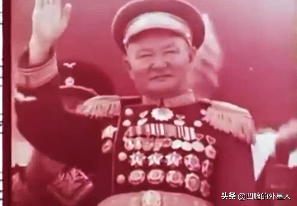 看清这个胸前挂满勋章的人，他是中华民族的罪人。正是他与外人勾结，强行推动了外蒙古