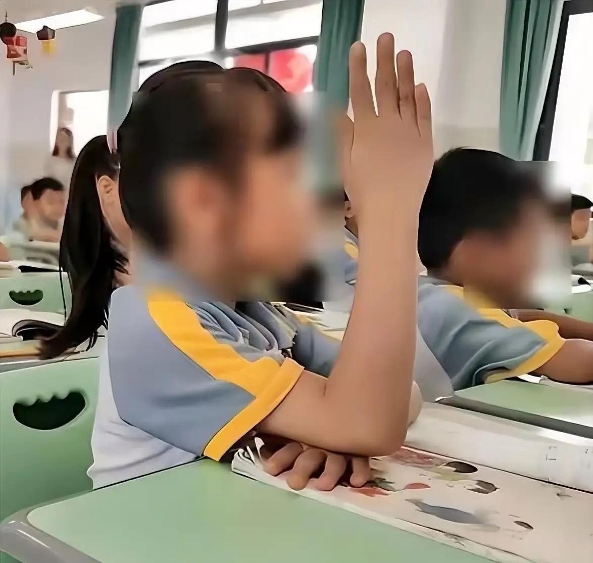课堂上突然举手，被全班群嘲，换作脾气爆的老师早就当场发飙了。但河南周口的一位乡村
