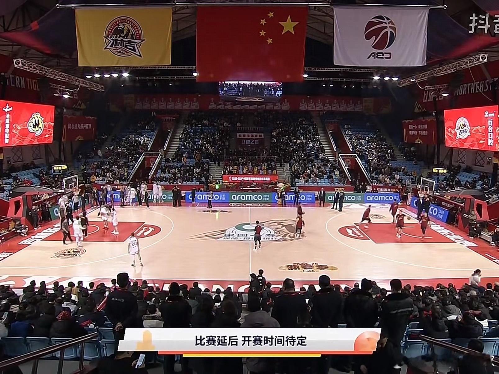 山西vs吉林的比赛目前还在热身中，转播画面打出了“比赛延后，开赛时间待定”的字幕