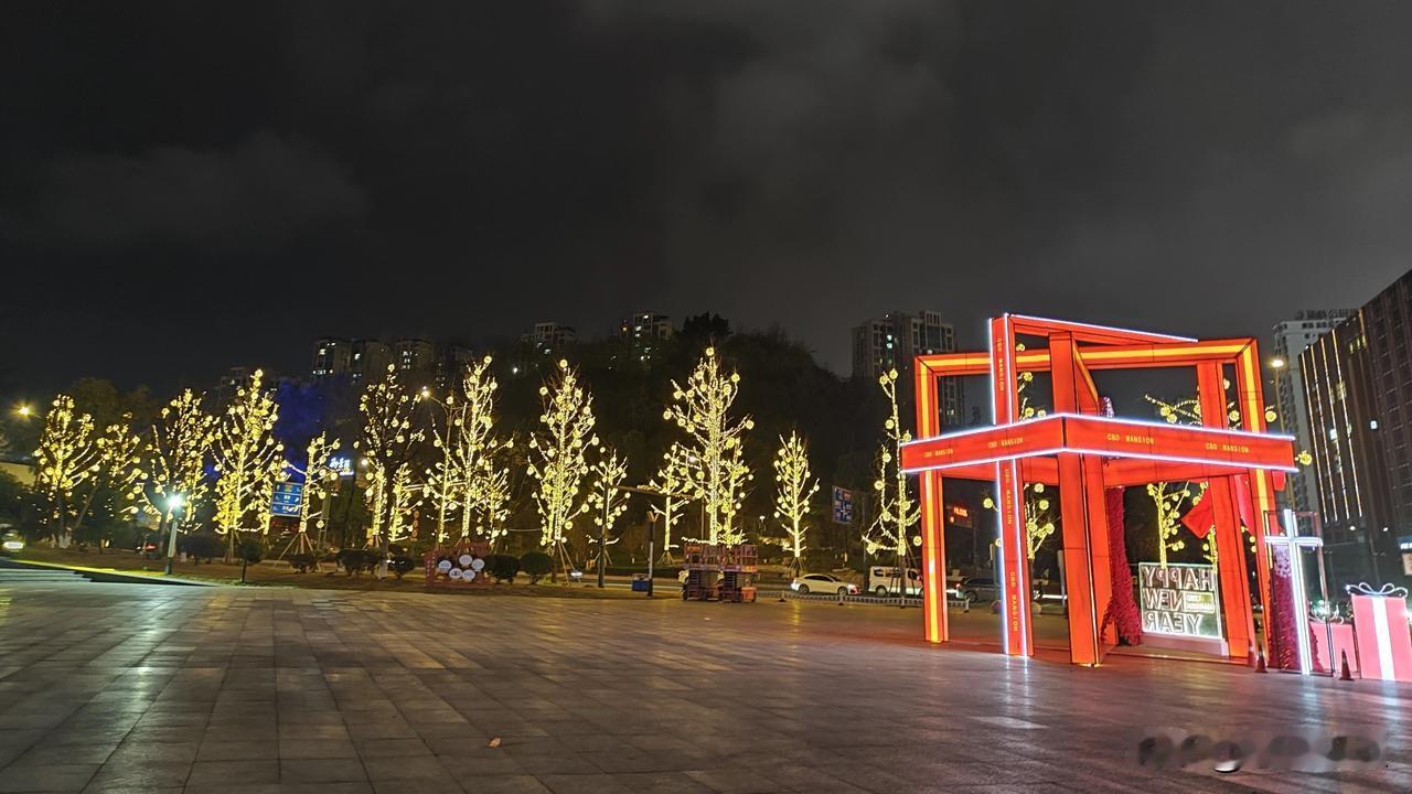 自贡城里的灯，虽然分散点，但是也一样地好看，游游走走，时间又允许，真的比园子里的