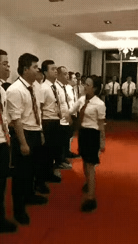 经理这是发的哪门子火啊？为啥对员工这么粗暴？这耳光打过来又打过去？你的良心不痛吗