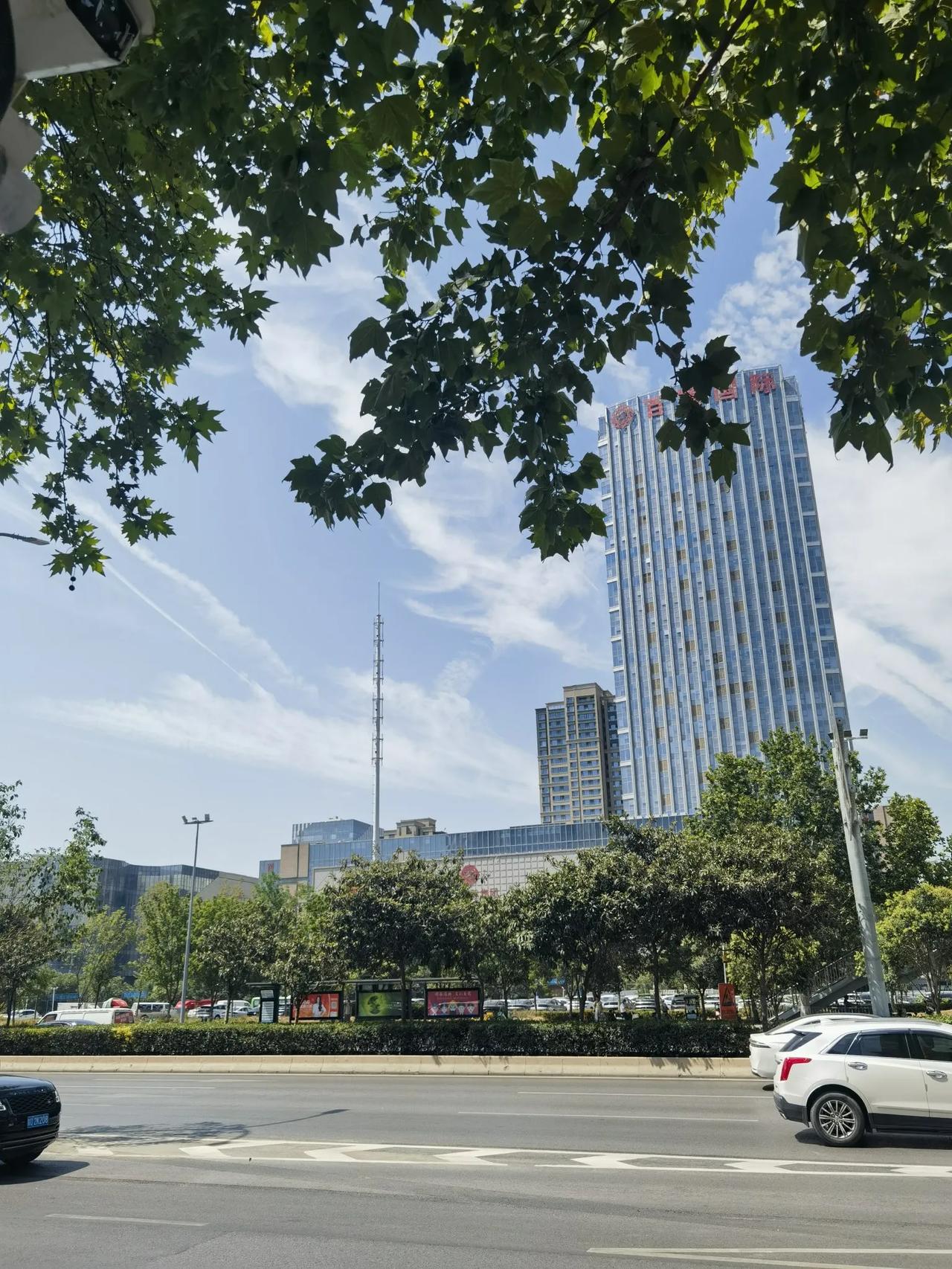 西安午后高温40℃下蓝天美景