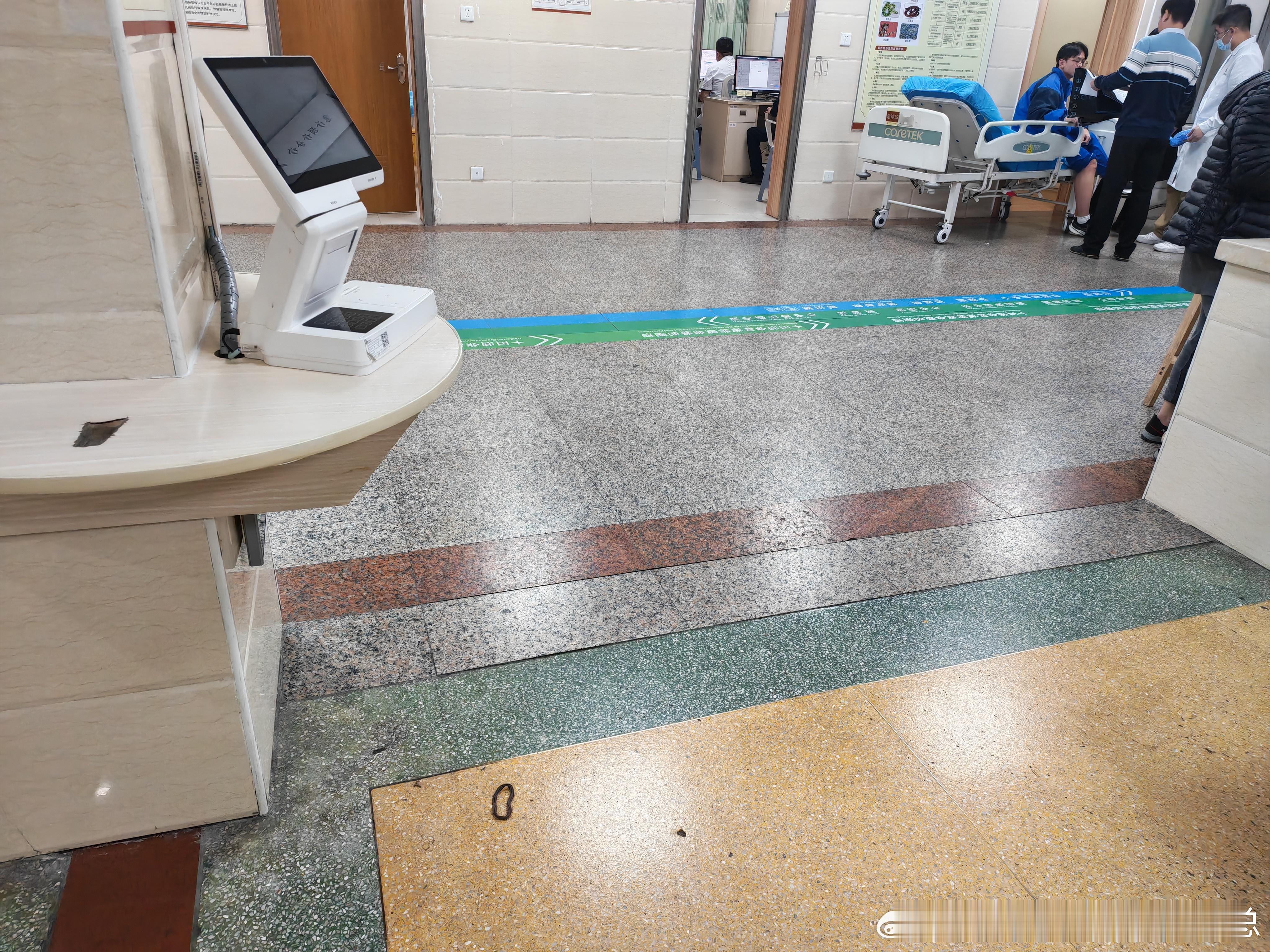 老唐今天喉咙不太舒服，忙完手头的事就直接去急诊挂了个号。咱们平时身体有什么不舒服