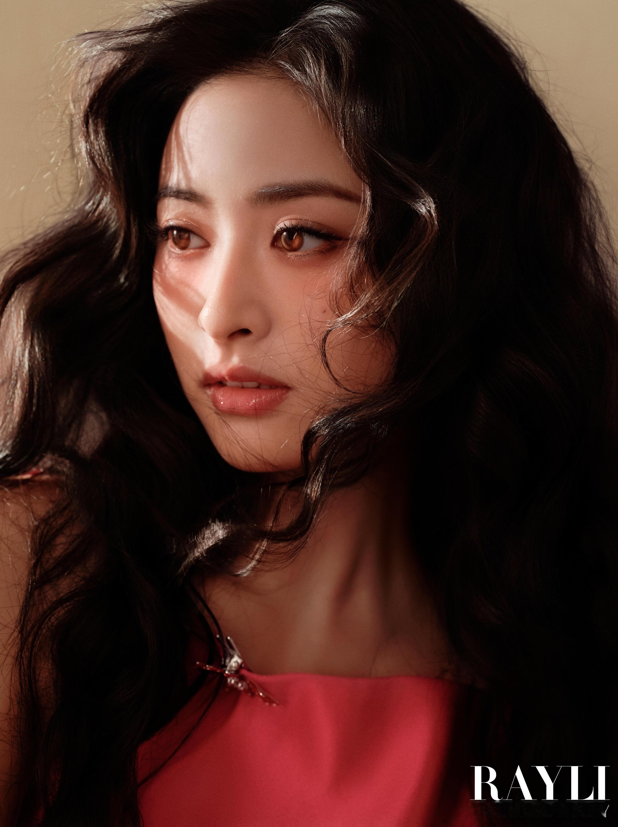 沈月 谁懂啊！这个复古卷毛造型直接戳中我的心巴眼神好灵动，甜妹的氛围感拉满了，生