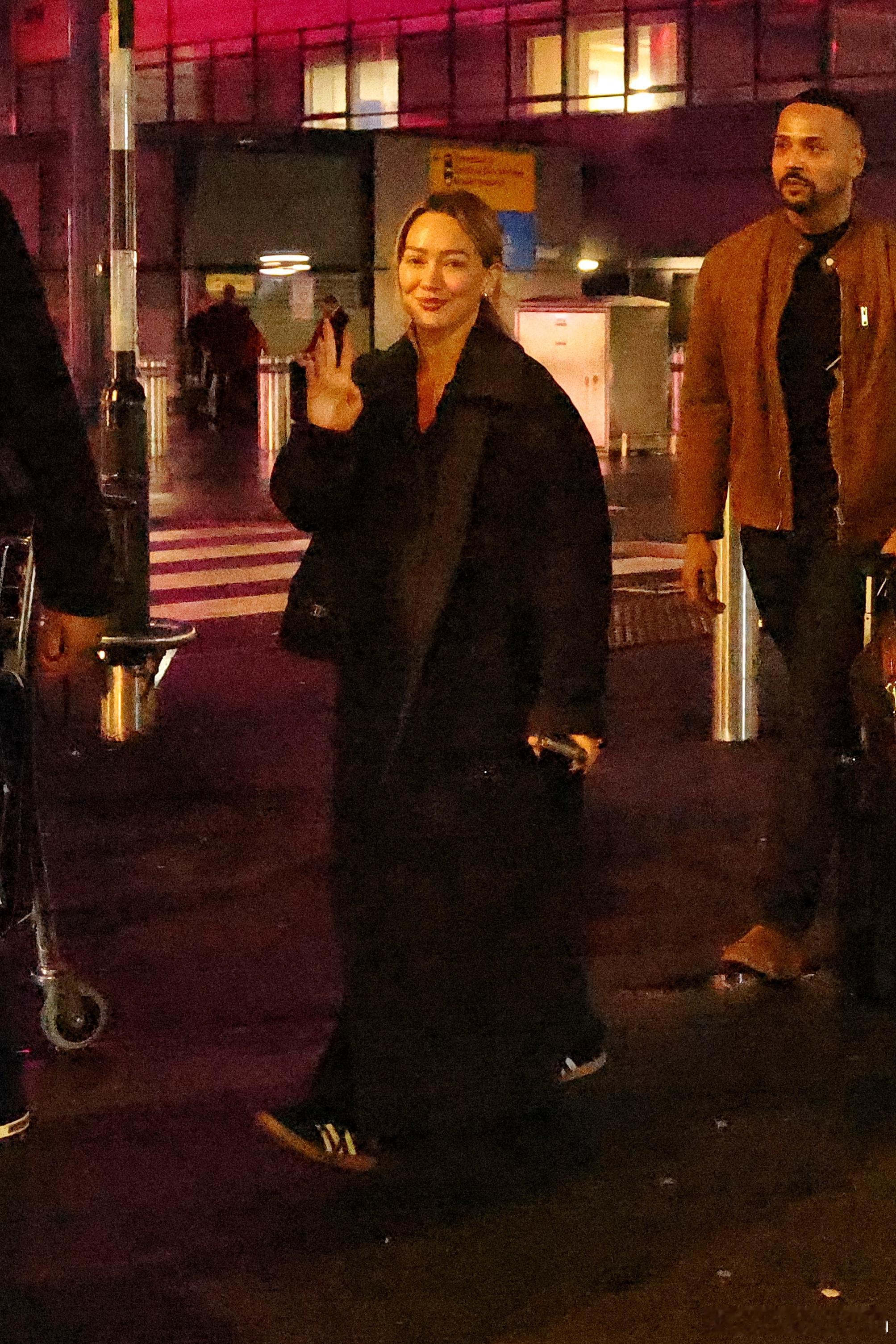 Hilary duff希拉里达芙抵达伦敦希思罗国际机场，达芙的回归乐坛+新专巡回