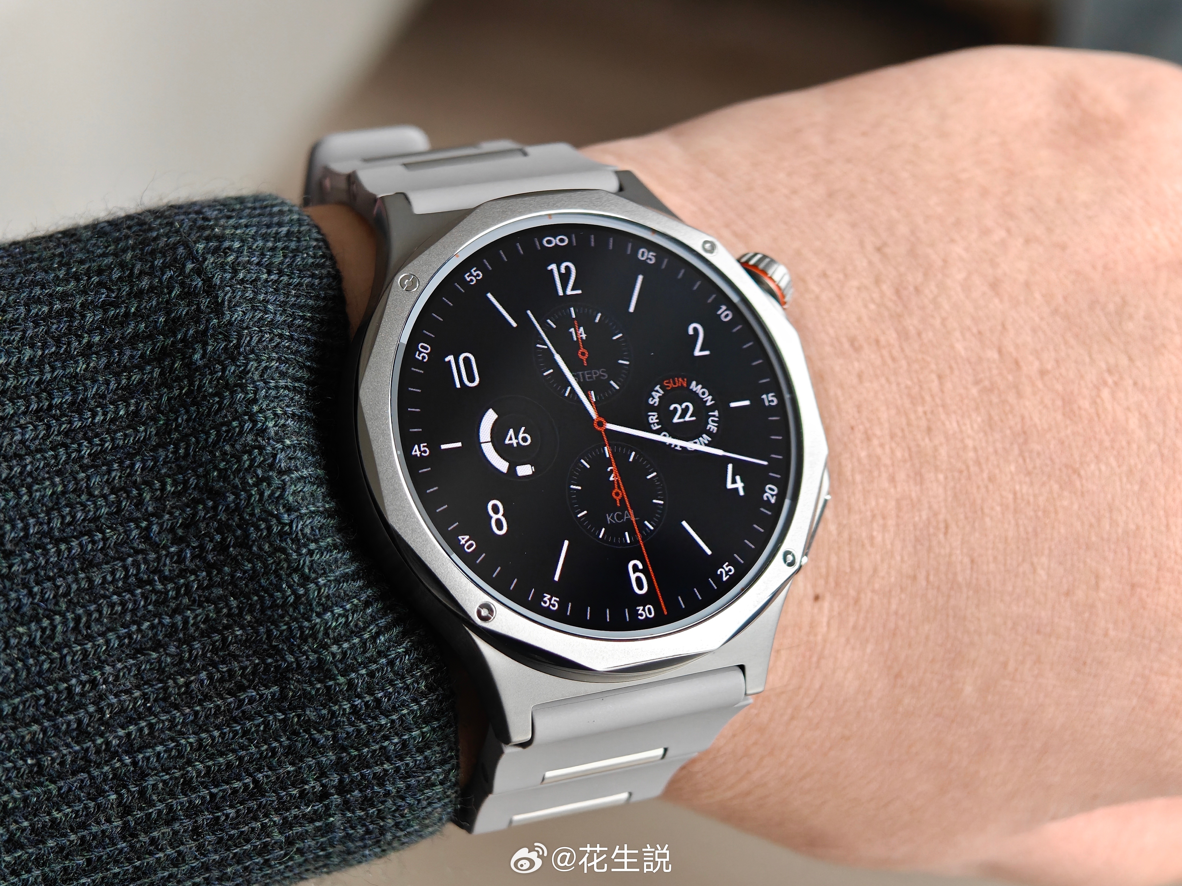 公司小伙伴买的OPPO Watch X3到了，无限钛配色也不错，相比橙色那款更低