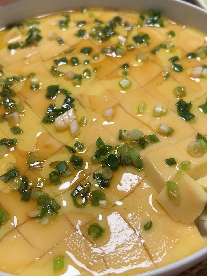 今天早餐吃鸡蛋羹，玉米，和黄瓜西红柿，搭配豆浆，营养健康