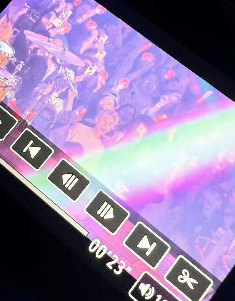 罗云熙在张杰演唱会上好嗨 看得出罗云熙在张杰演唱会上真的很开心了！生图也这么亮眼