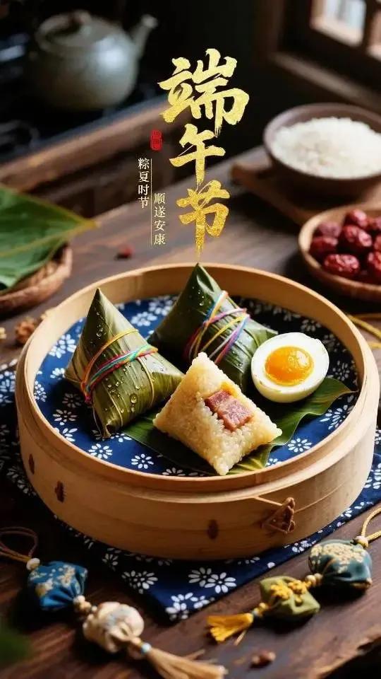 岁岁端午，岁岁安康。
艾草挂门，清风入窗，粽叶飘香，人间寻常。
所有燥热的夏日，