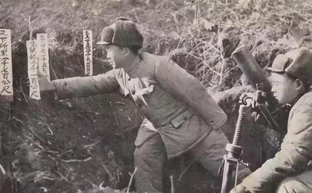 1952年美军发起进攻时，唐章洪因尿急竟直接尿在迫击炮上，结果引发了异常奇特的战