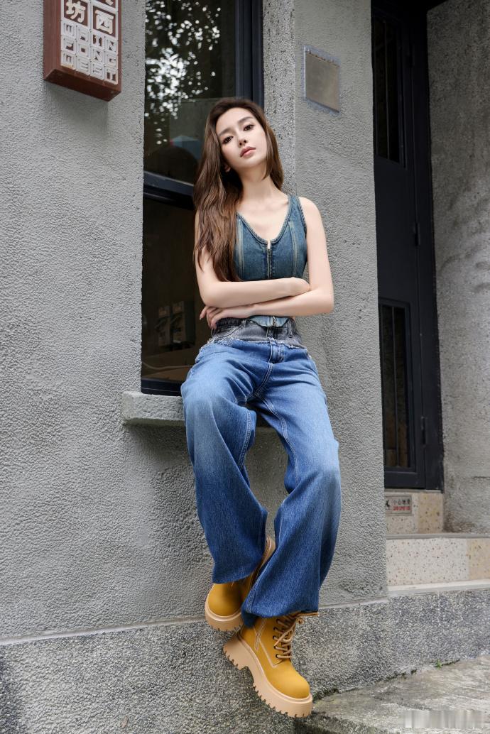 #Angelababy探寻秋冬街头时髦新势##Angelababy从容应对街头千