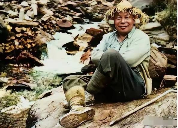 照片中，戴着草帽、坐在地上的人是谁？估计能认出他们来的年龄都得60岁以上了吧？哪
