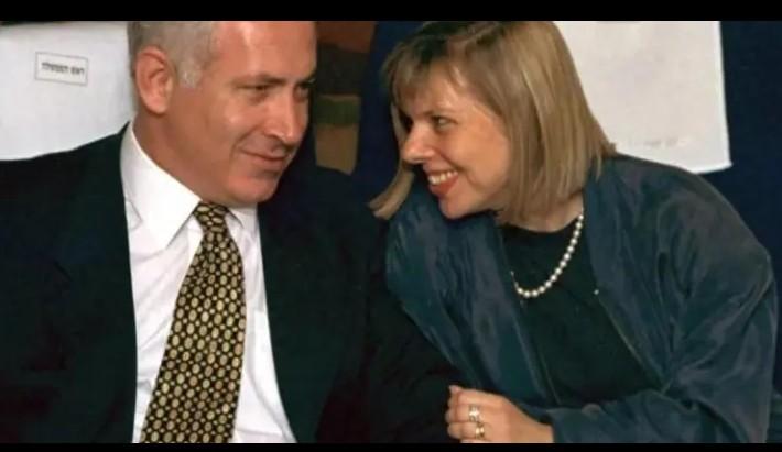 当年内塔尼亚胡和妻子会心一笑，不知他们说了什么这么开心，在他们身上看到夫妻日常的