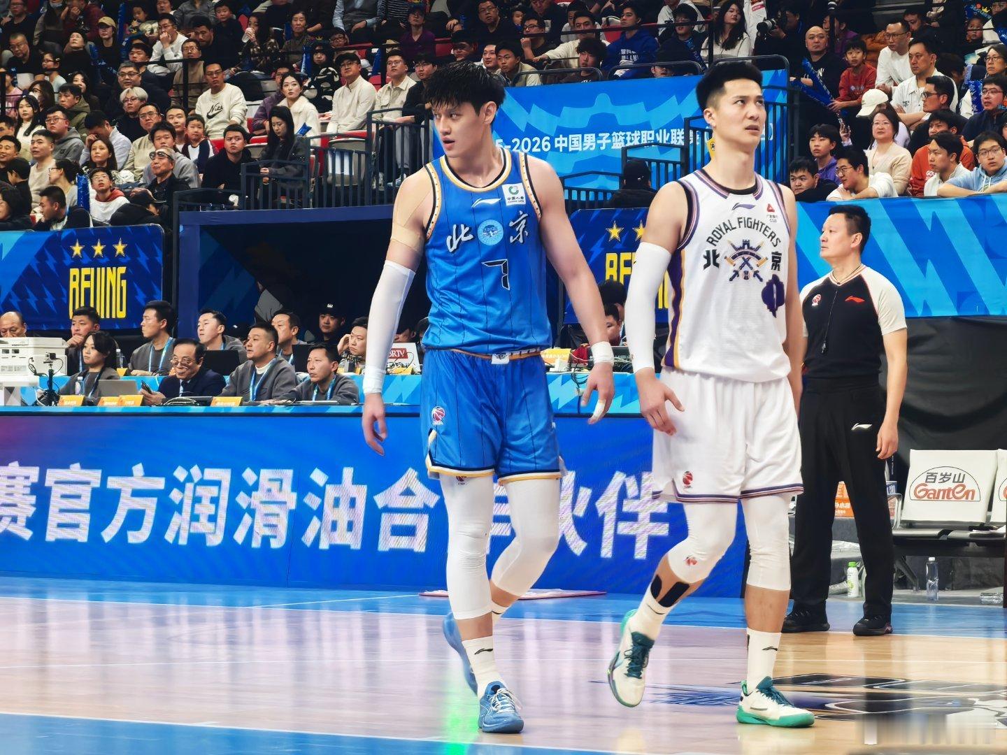 北京男篮vs北控男篮 小曾成为一剂解药，但首钢今天三分太铁了，27投才5中...