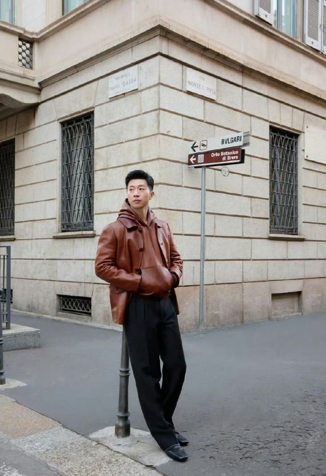 马龙皮衣造型好绝  马龙皮衣造型现身米兰街头，从赛场到秀场，从球台到时尚T台，马
