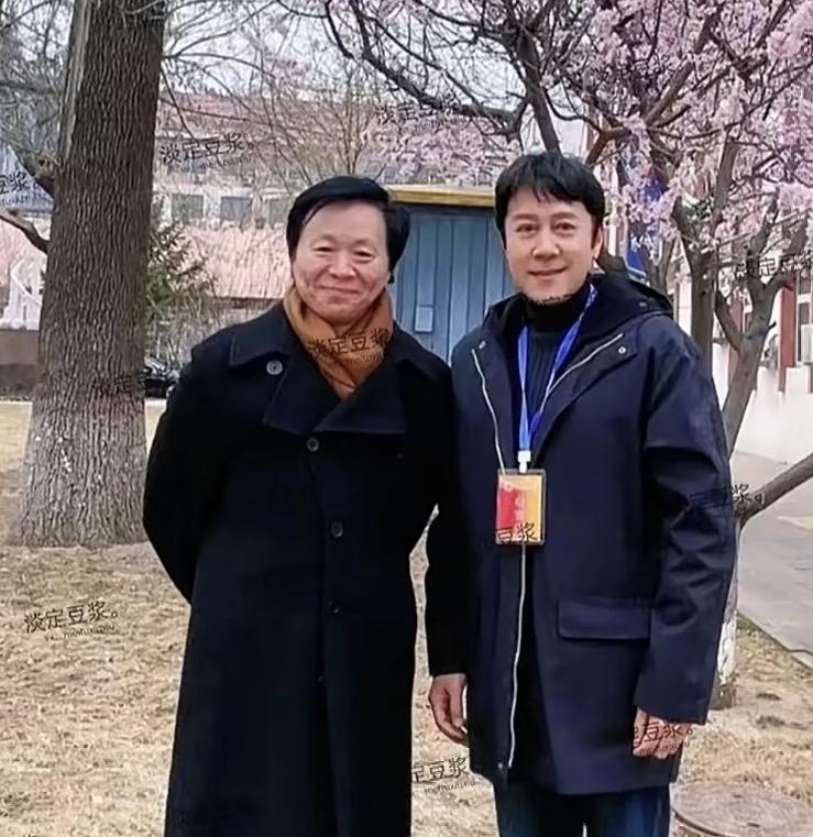 王宏伟和蔡国庆，2025年春天在天津音乐学院拍了张合影。背后一树桃花开得正旺。