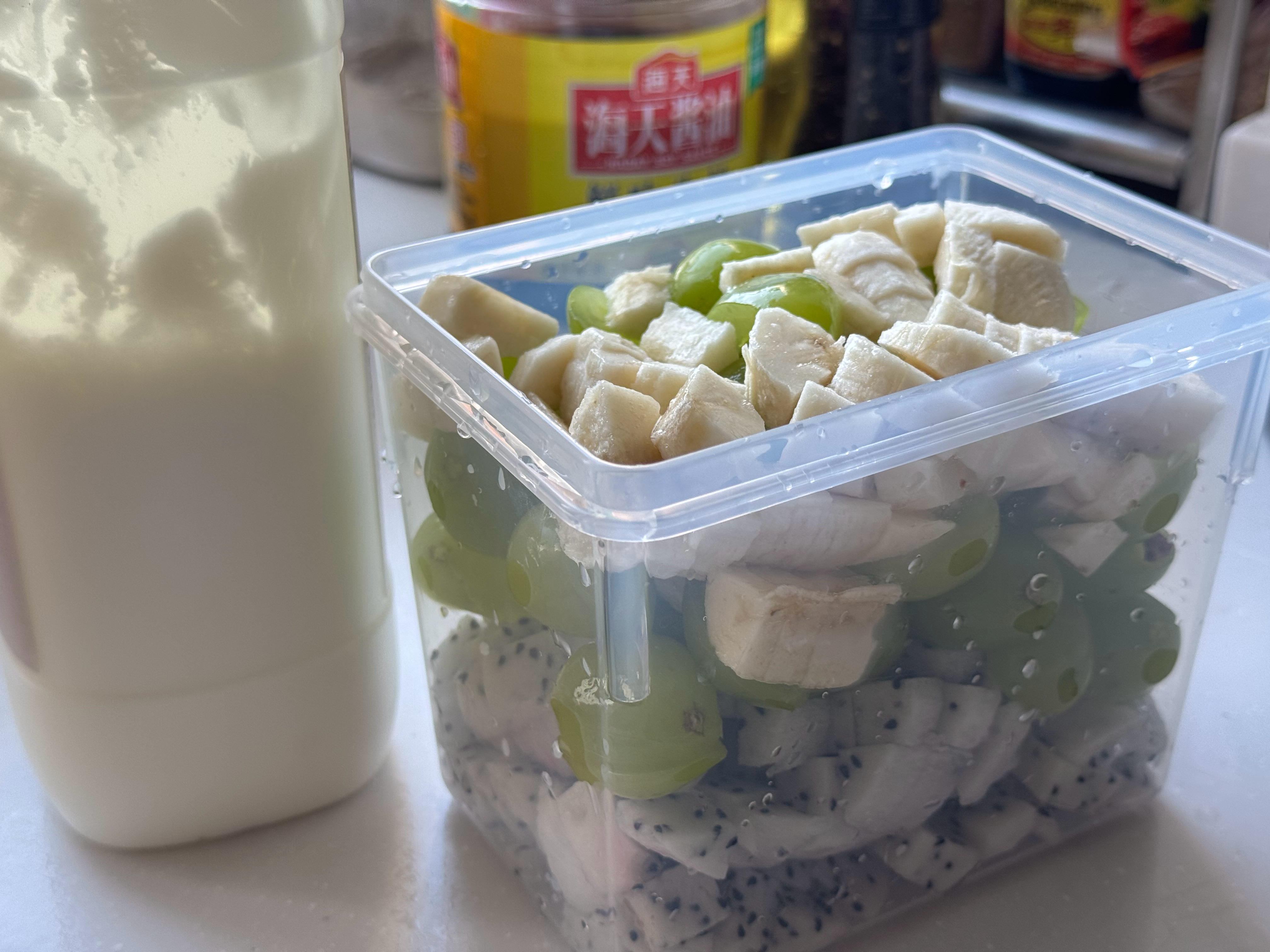 今日早餐打卡：酸奶水果捞要9点到公司，蒸锅是来不及用了，到地方点糖油饼吧[淡淡的