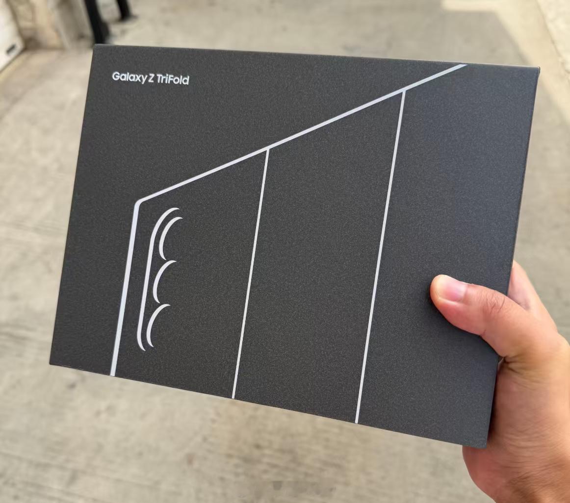刷到三星新出的三折叠手机 Galaxy Z TriFold，心情有点复杂。这东西