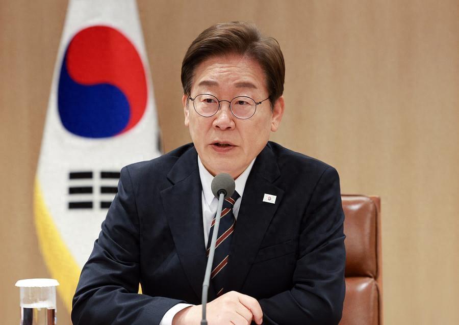 韩国女消防员被强迫陪酒后死亡，李在明怒斥职场霸凌，并表示会下令彻查。这起事件发生