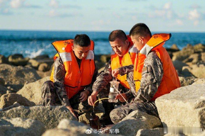 【厉害！子弟兵助力南海岛礁变绿洲[心]】南海座座岛礁上绿树成荫，人与自然在这里和