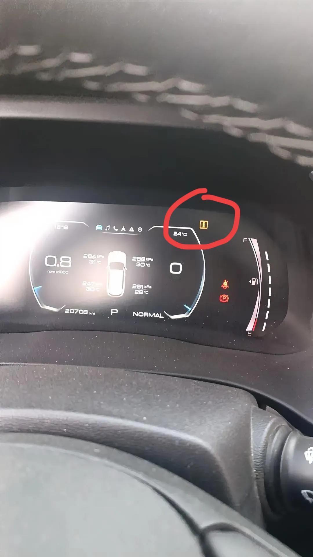 万能的条友们，大家知道车辆上出现这个标志是什么意思吗？有知道的网友麻烦告知一下，