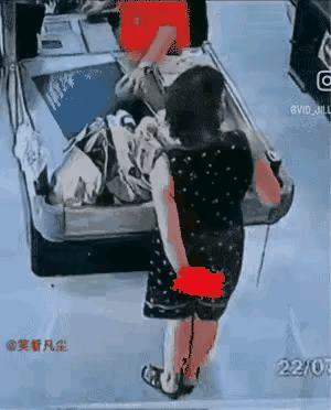 这个大妈在超市购物等装袋，就这么站着，不知什么情况，站着站着就拉下一坨大便，担心
