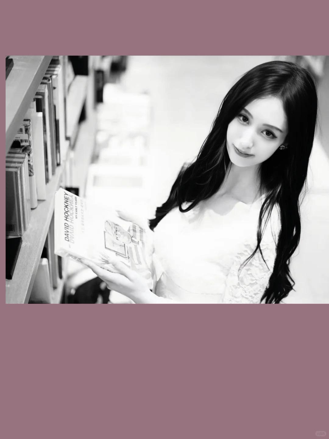 素雅的00后小美女，颈前的浅纹像霜线轻轻刻在颈间，在颈前中央浅浅分布，不抬头时几