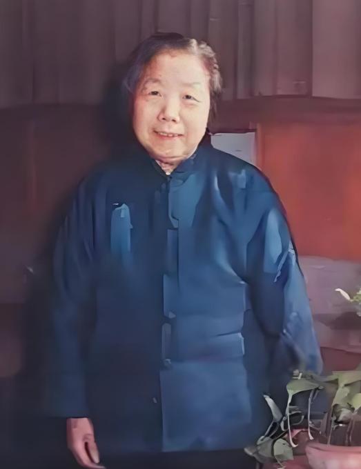 1989年，中南海西花厅。85岁的邓颖超颤巍巍地拉住李鹏的手，眼神却异常坚定，开